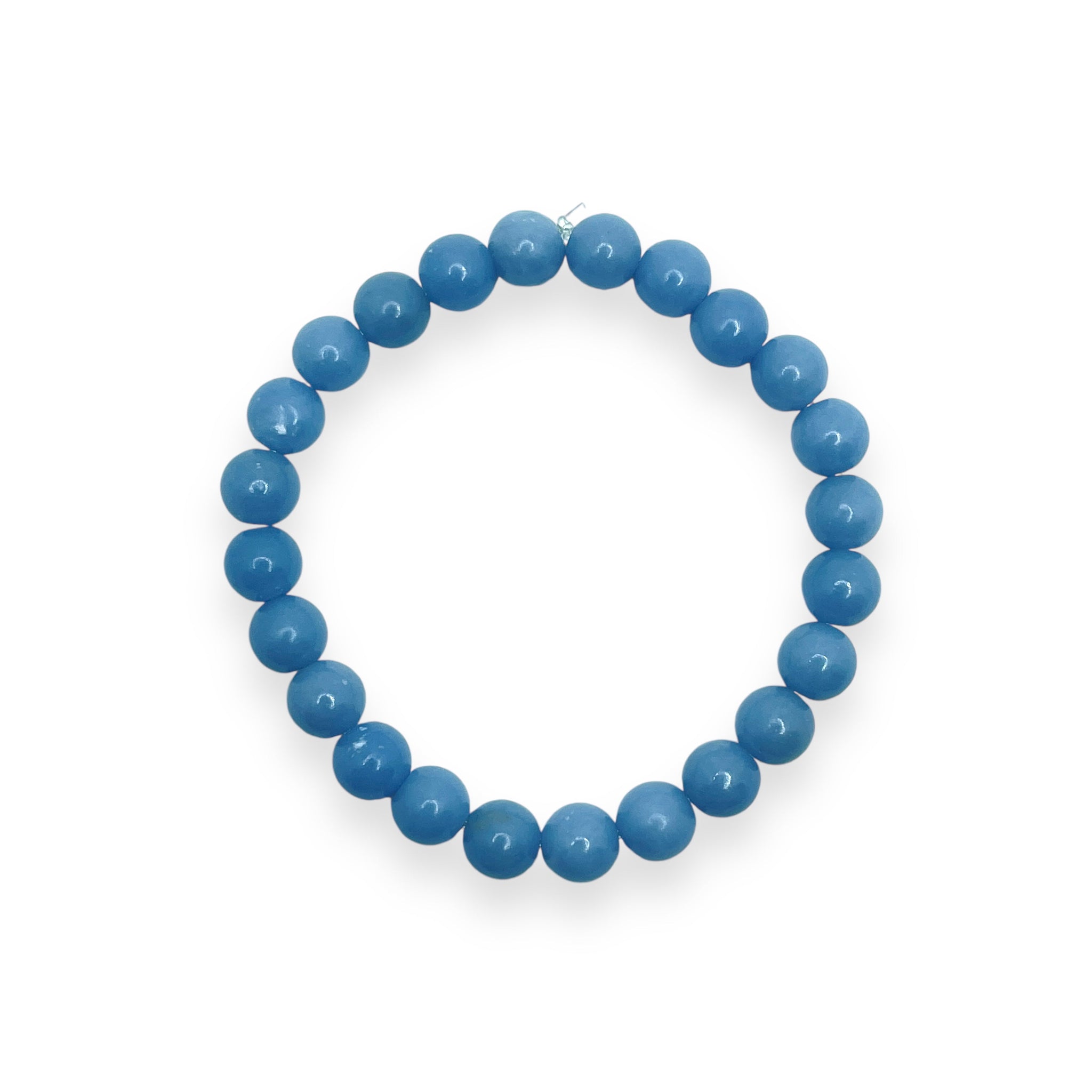 Un bracelet Astellow rond composé de perles d'Angélite bleu clair et lisses sur fond blanc. Les perles uniformément espacées forment un cercle parfait, dégageant une aura apaisante.