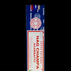 Boîte de bâtonnets d'encens Nag Champa de la marque Satya, de près, sur fond noir.