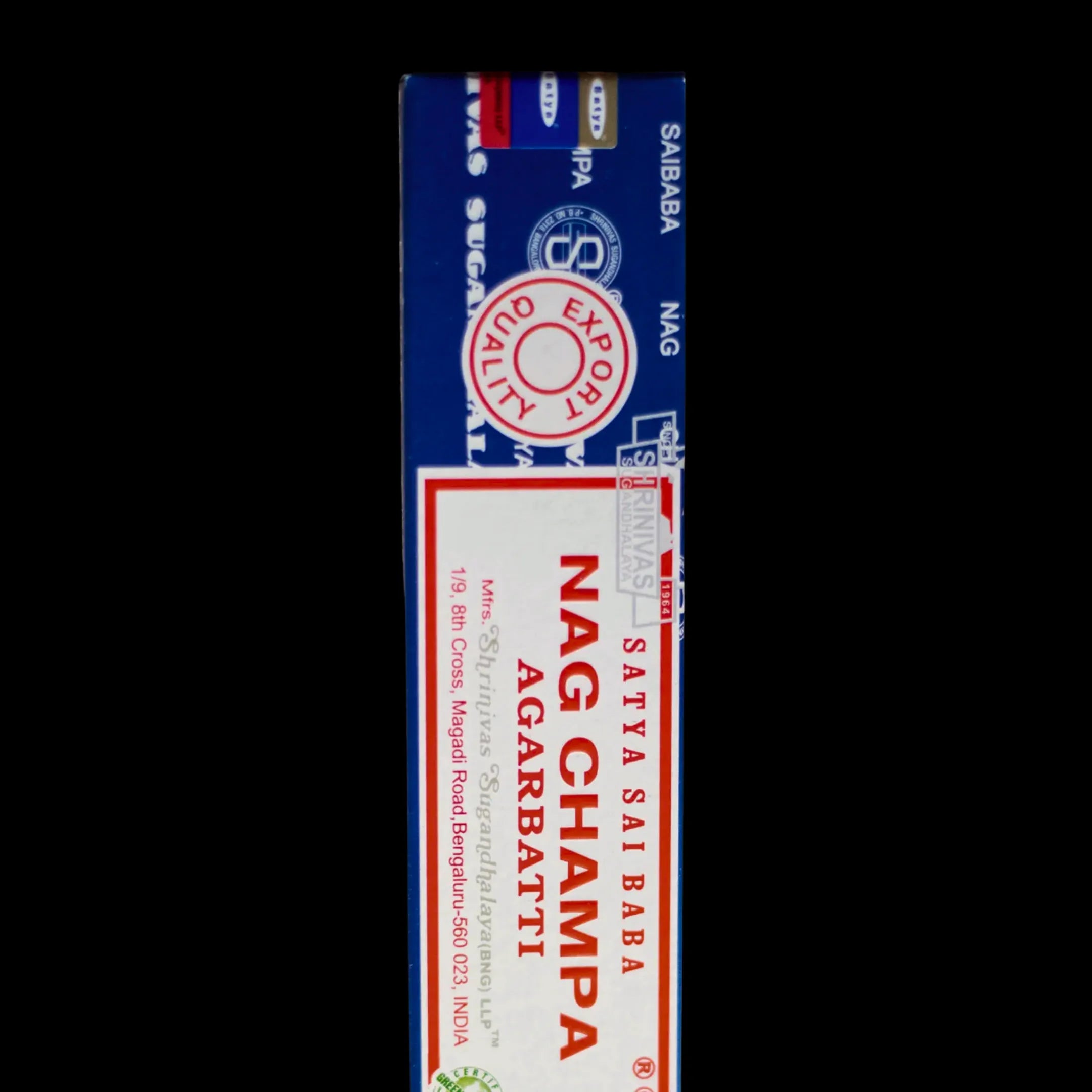 Boîte de bâtonnets d'encens Nag Champa de la marque Satya, de près, sur fond noir.