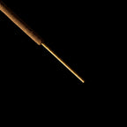 Bâtonnets d'encens Nag Champa de la marque Satya, vue du bout, en vue macro, sur fond noir.