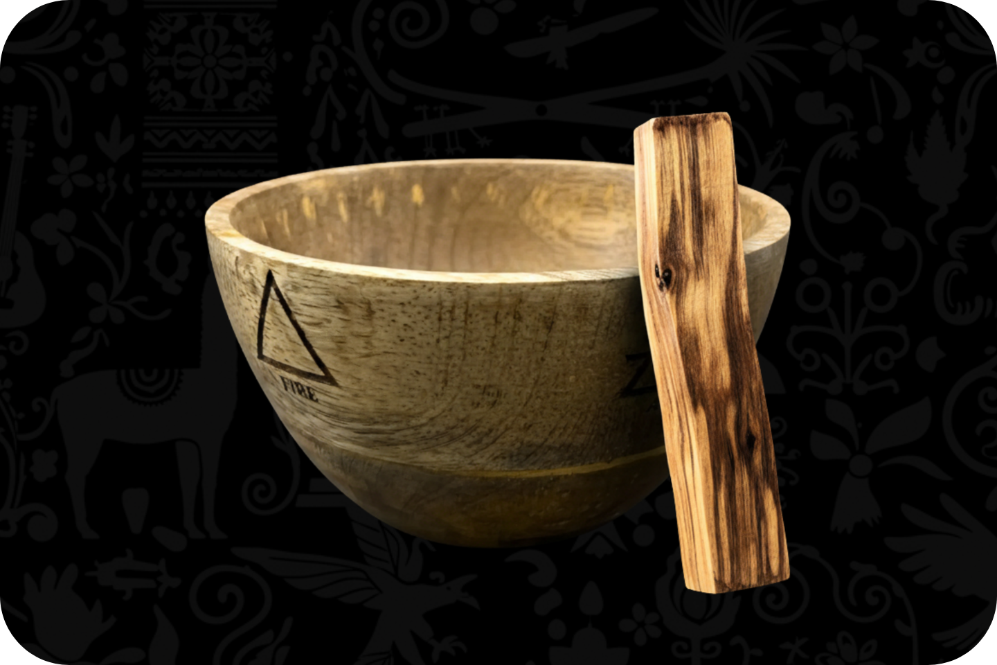 Bâton de Palo Santo contre un bol en bois de manguier gravé des 4 éléments, sur fond noir aux motifs abstraits du Pérou.