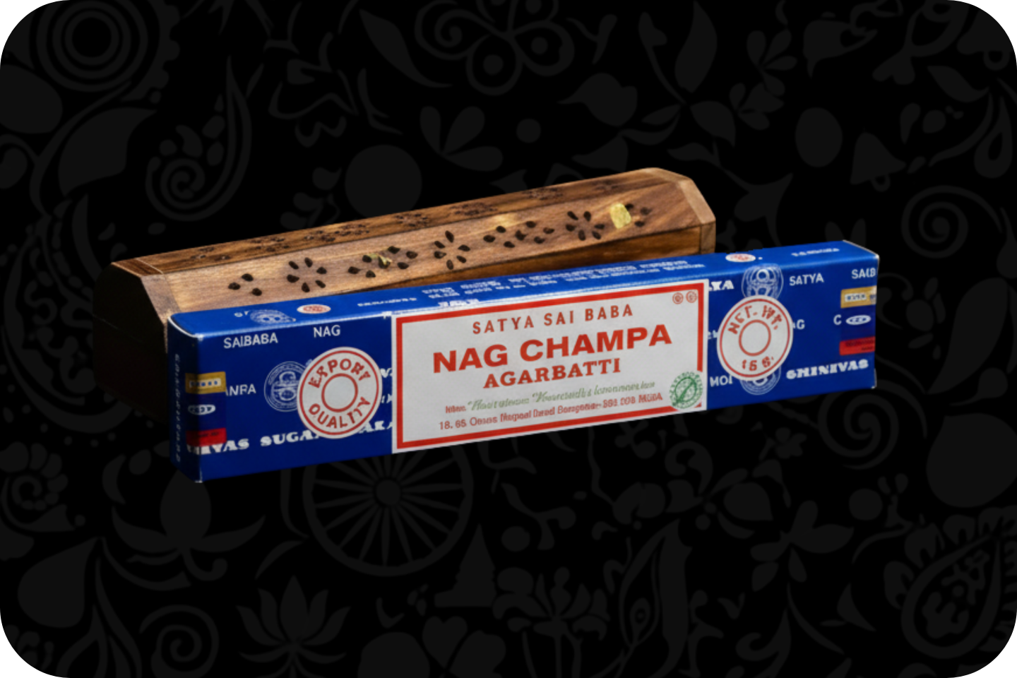 Boîte d'encens Nag Champa Satya en bâtonnets, avec porte-encens en bois de manguier, sur fond noir aux motifs de l'Inde.