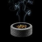 Palet de charbon ardent en train de brûler vu de face sur fond noir.