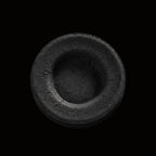 Palet de charbon ardent vu du dessus sur fond noir.