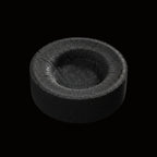 Palet de charbon ardent vu de face sur fond noir.