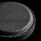 Palet de charbon ardent vu en macro sur fond noir.