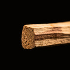 Bâton de Palo Santo vu du côté gauche, sur fond noir.