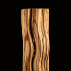 Bâton de Palo Santo en vue macro, de face, sur fond noir.